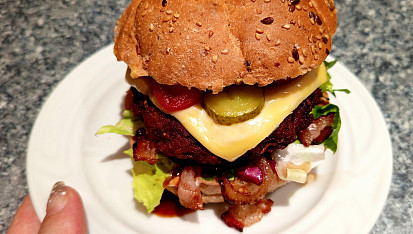 Poctivý vepřový burger v domácí housce