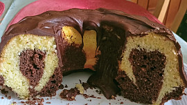 Dvoubarevná bábovka s čokoládovou polevou