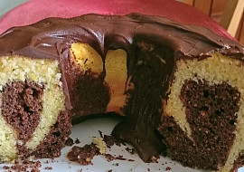 Dvoubarevná bábovka s čokoládovou polevou