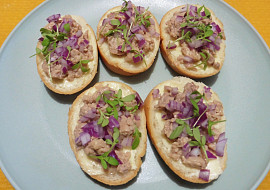 Jednohubky s tresčími játry, červenou cibulí a řeřichou