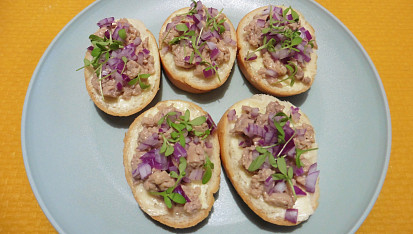 Jednohubky s tresčími játry, červenou cibulí a řeřichou