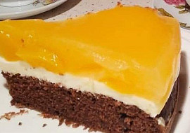 Kakaový zákusek s tvarohem a meruňkami