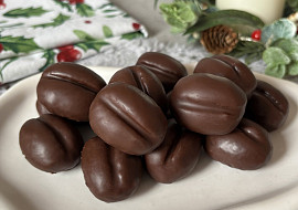 Kávová zrna z lineckých přebytků