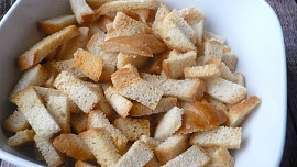 Krutony ze starších rohlíků z horkovzdušné fritézy