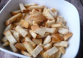 Krutony ze starších rohlíků z horkovzdušné fritézy