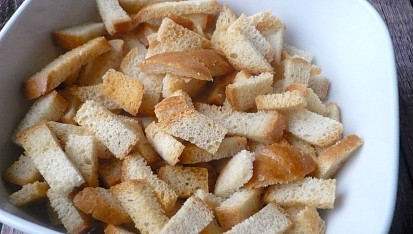 Krutony ze starších rohlíků z horkovzdušné fritézy