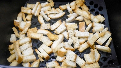 Krutony ze starších rohlíků z horkovzdušné fritézy, Krutony z veky, lze je lehce přestříknout olejem.