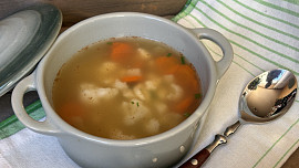 Kuřecí vývar s krupicovými nočky a zeleninou