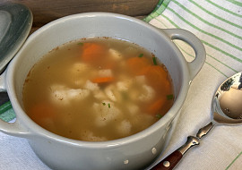 Kuřecí vývar s krupicovými nočky a zeleninou