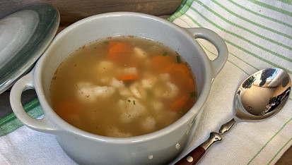 Kuřecí vývar s krupicovými nočky a zeleninou