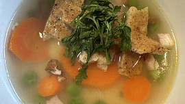 Kuřecí vývar s ořechovými nudlemi