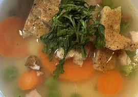 Kuřecí vývar s ořechovými nudlemi (Nemáme spirálky , máme nudliky ♥️)