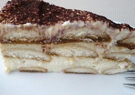 Piškotová mňamka (Na povrchu poprášeno kakaem.)