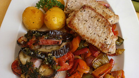 Pivní vepřové plátky na zelenině