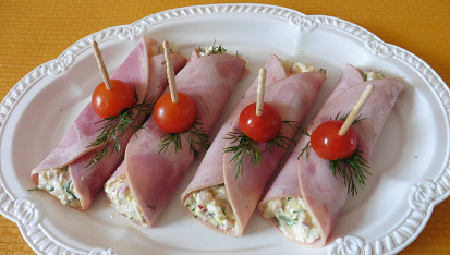 Rolky ze šunkového salámu