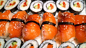 Sushi s čerstvým lososem naloženým v soli