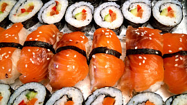 Sushi s čerstvým lososem naloženým v soli