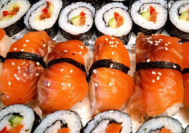 Sushi s čerstvým lososem naloženým v soli
