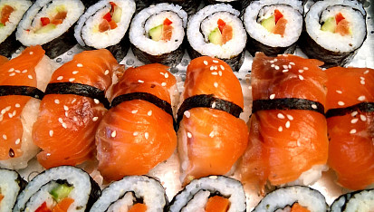 Sushi s čerstvým lososem naloženým v soli