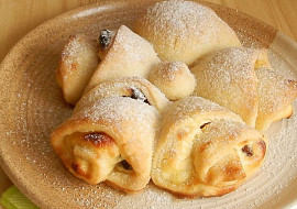 Tvarohový a povidlový koláč skládaný z pirohů