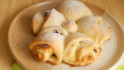 Tvarohový a povidlový koláč skládaný z pirohů