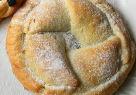 Tvarohový a povidlový koláč skládaný z pirohů