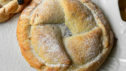 Tvarohový a povidlový koláč skládaný z pirohů