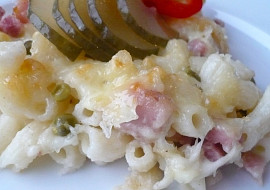 Zapečené těstoviny se šunkou a hráškem