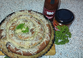 Bramborový koláč s vinnou klobásou