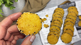 Čedarové dukátky v sezamu