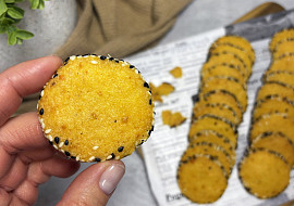 Čedarové dukátky v sezamu