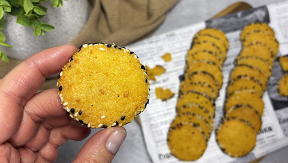 Čedarové dukátky v sezamu