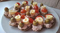 Chuťovky se šunkovou pomazánkou, olivami a sýrem