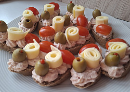 Chuťovky se šunkovou pomazánkou, olivami a sýrem