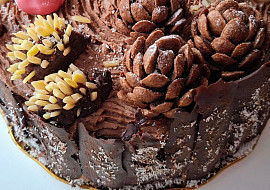 Dvoubarevný dort s tmavým a světlým krémem