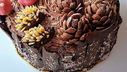 Dvoubarevný dort s tmavým a světlým krémem