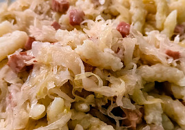 Halušky se zelím a uzeným masem