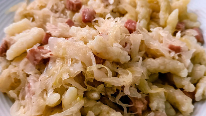 Halušky se zelím a uzeným masem