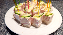 Křenové jednohubky se šunkou a sýrem