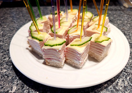 Křenové jednohubky se šunkou a sýrem