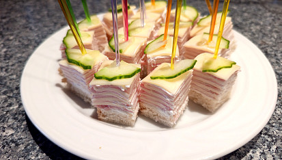 Křenové jednohubky se šunkou a sýrem