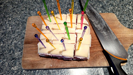 Křenové jednohubky se šunkou a sýrem