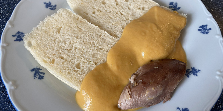 Kynutý knedlík bez lepku, mléka a vajec (hotový knedlíček se svíčkovou :-))