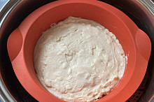 těsto v silikonové formě a v hrnci