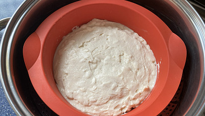 Kynutý knedlík bez lepku, mléka a vajec, těsto v silikonové formě a v hrnci