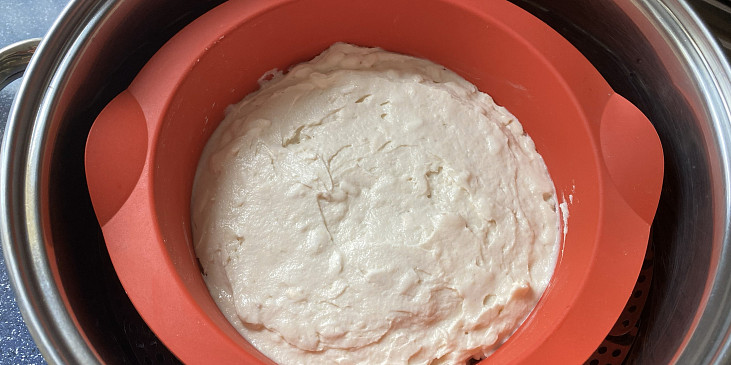 Kynutý knedlík bez lepku, mléka a vajec (těsto v silikonové formě a v hrnci)
