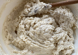 Kynutý knedlík bez lepku, mléka a vajec (těsto v míse)