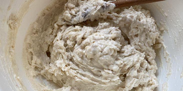 Kynutý knedlík bez lepku, mléka a vajec (těsto v míse)