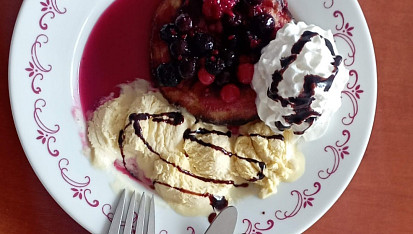 Lívance s omáčkou z lesního ovoce a se zmrzlinou