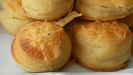 Škvarkové pagáčky s kysanou smetanou